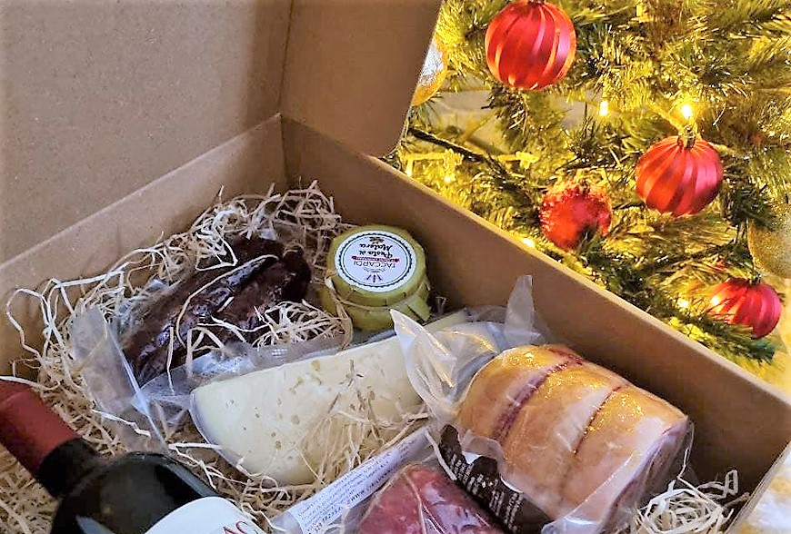 pacco-natale-sotto-l-albero