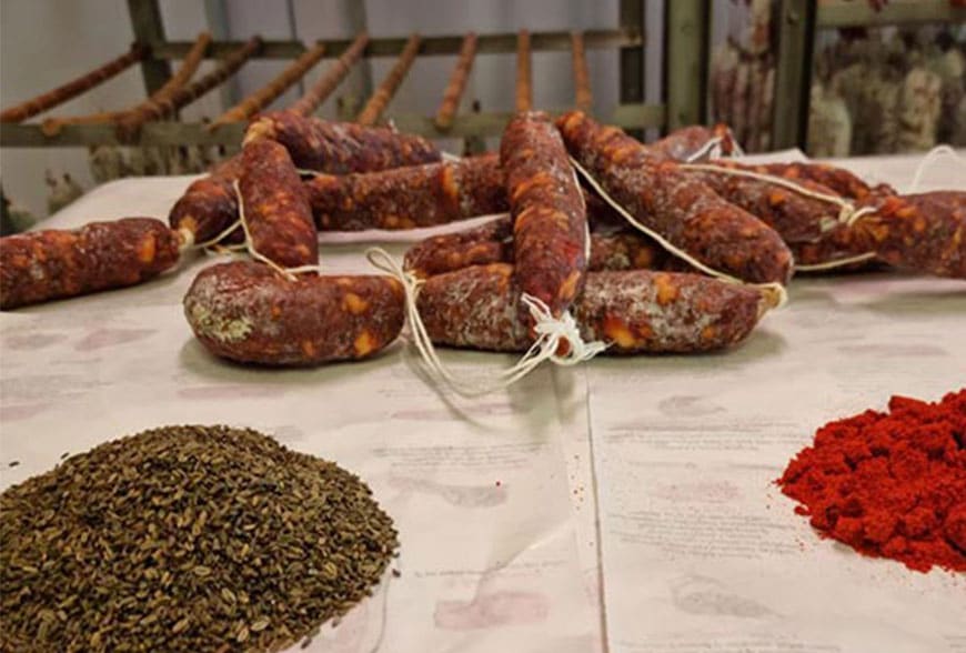 Perché-consumare-Salumi-Artigianali-Differenze-tra-Industria-e-Artigianalitá