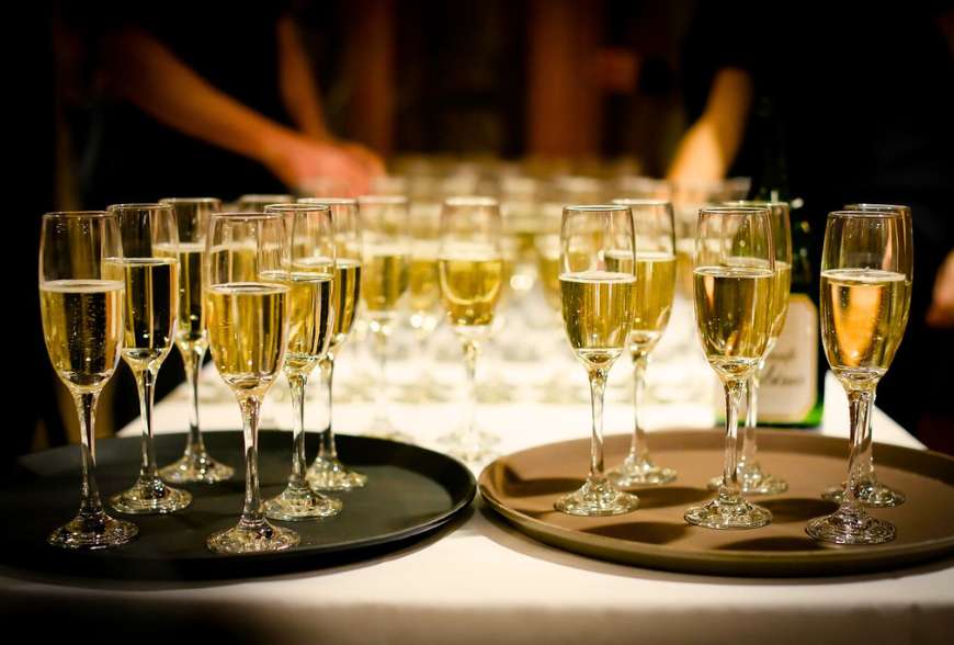 Spumante vs Champagne: Differenze, Caratteristiche e Scelte per Le Tue Bollicine Perfette